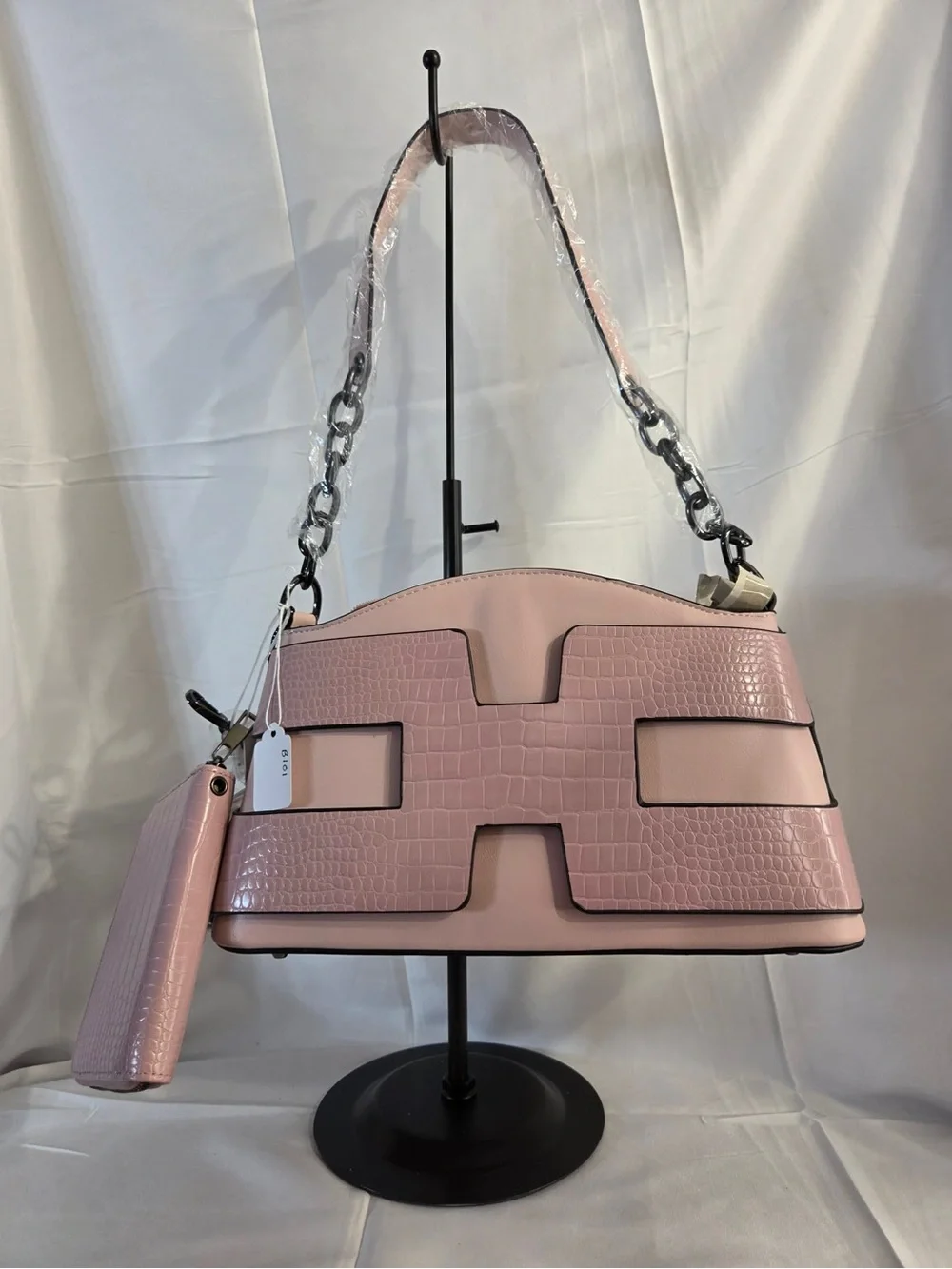 Elegant Pink Croc-Embossed Shoulder Bag with Chain Strap